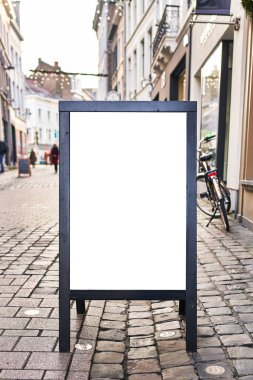  Sokakta boş pankartı aç