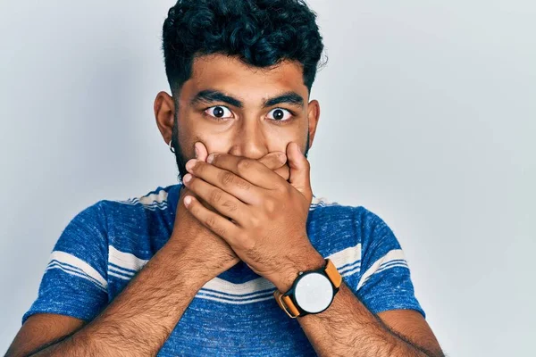 Homem Árabe Com Barba Vestindo Shirt Listrada Casual Chocado Cobrindo — Fotografia de Stock