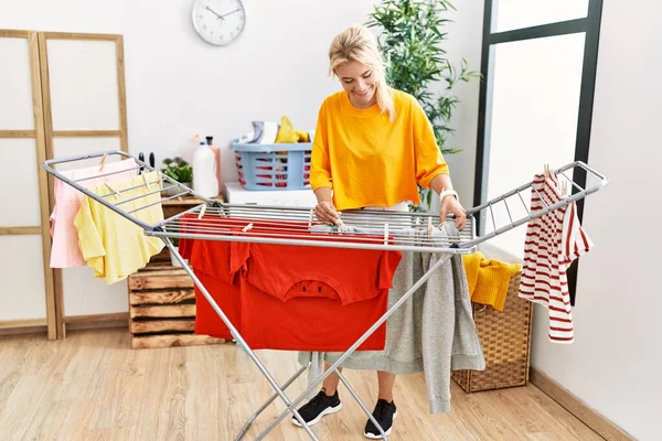 Joven Chica Rubia Sonriendo Feliz Haciendo Colada Casa —  Fotos de Stock