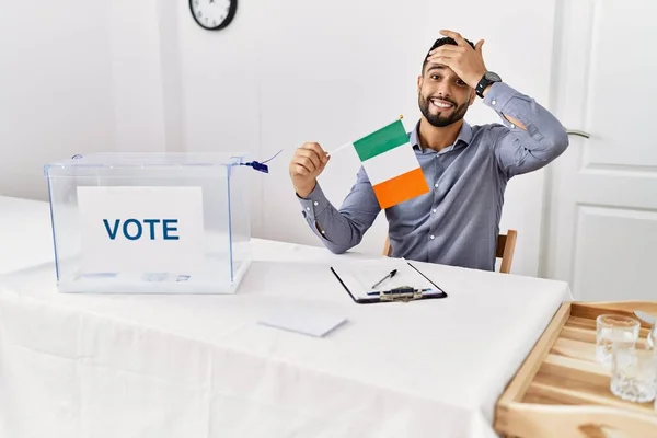 Mladý Pohledný Muž Plnovousem Politických Volbách Držící Vlajku Irska Vystresovaný — Stock fotografie