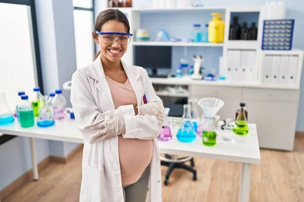 Молодая Беременная Женщина Работающая Лаборатории Счастливое Лицо Скрещенными Руками Смотрящее — стоковое фото