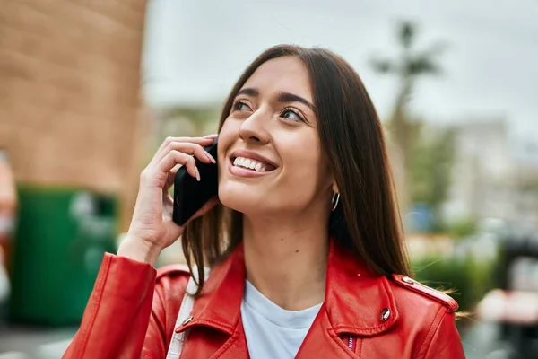 Jovem Hispânica Sorrindo Feliz Falando Smartphone Cidade — Fotografia de Stock