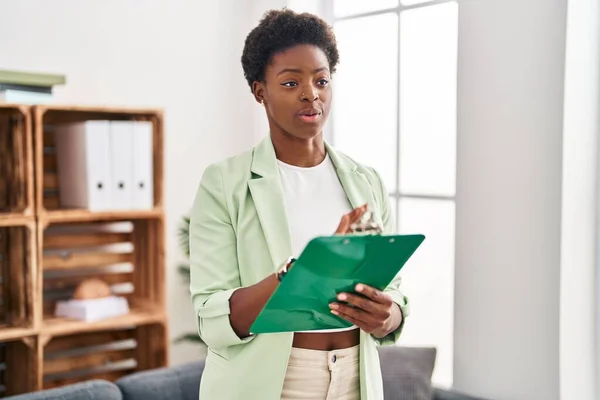 African American Woman Psychologist Holding Clipboard Speaking Psychology Center — стоковое фото