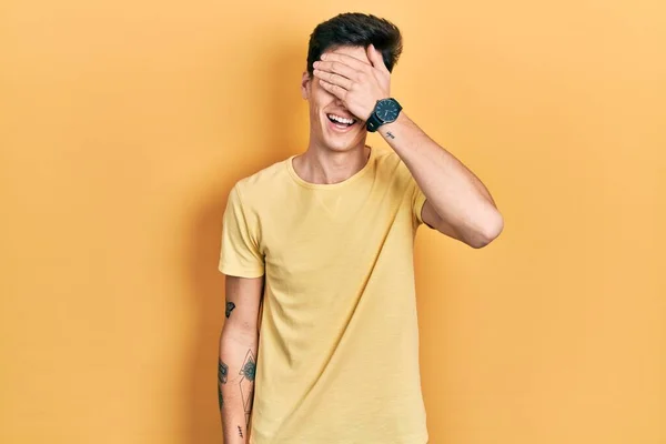 Ung Latinamerikan Man Bär Casual Gul Shirt Ler Och Skrattar — Stockfoto