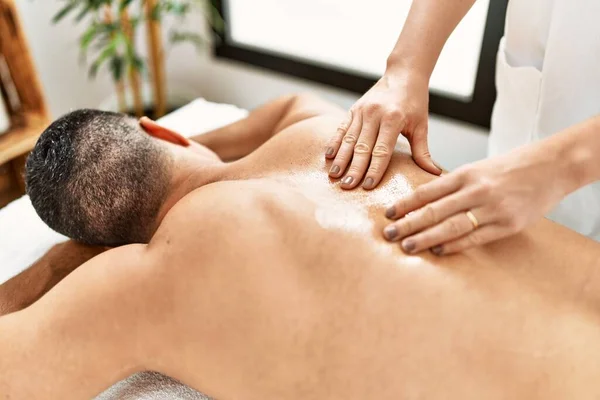 Ung Latinamerikansk Man Som Har Ryggmassage Skönhetscentret — Stockfoto