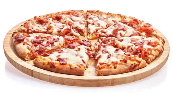 Placa Madera Rebanadas Pizza Tocino Sobre Fondo Blanco Aislado — Foto de Stock