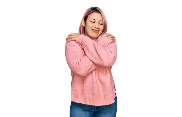 Latynoska Kobieta Różowymi Włosami Ubrana Luźny Zimowy Sweter Przytulająca Się — Zdjęcie stockowe
