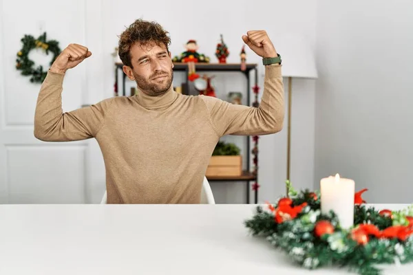 Homem Bonito Jovem Com Barba Sentada Mesa Pela Decoração Natal — Fotografia de Stock