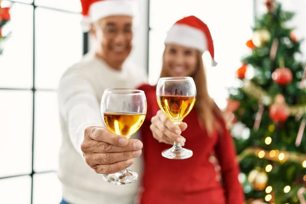 Hispanisches Paar Mittleren Alters Lächelt Glücklich Champagner Trinkend Heimischen Weihnachtsbaum — Stockfoto