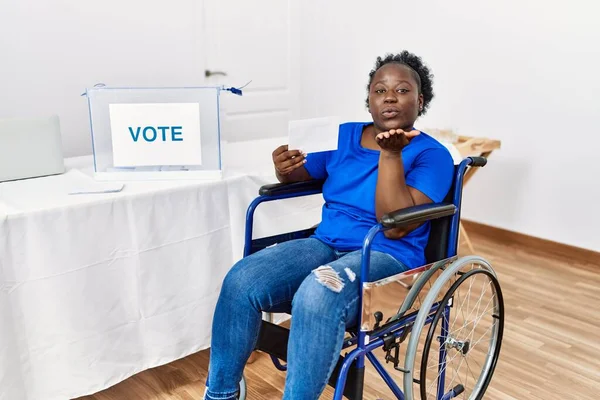 Joven Mujer Africana Sentada Silla Ruedas Votando Poniendo Sobre Las —  Fotos de Stock