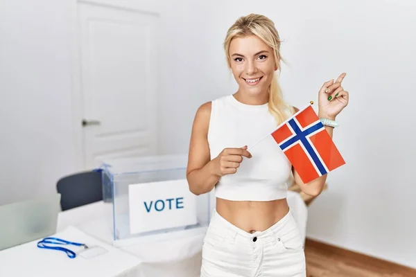 Fiatal Kaukázusi Politikai Kampányválasztáson Norvég Zászlót Tartva Boldog Mosollyal Mutogatva — Stock Fotó