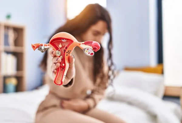 Mladá Hispánská Žena Sedí Posteli Trpí Pro Menstruační Bolesti Ložnici — Stock fotografie
