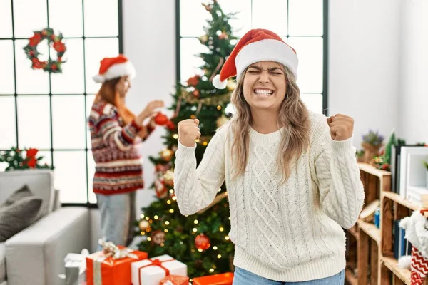 Belo Casal Casa Junto Árvore Natal Muito Feliz Animado Fazendo — Fotografia de Stock