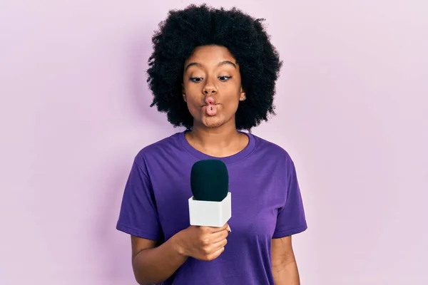 Ung Afrikansk Amerikansk Kvinna Håller Reporter Mikrofon Gör Fisk Ansikte — Stockfoto