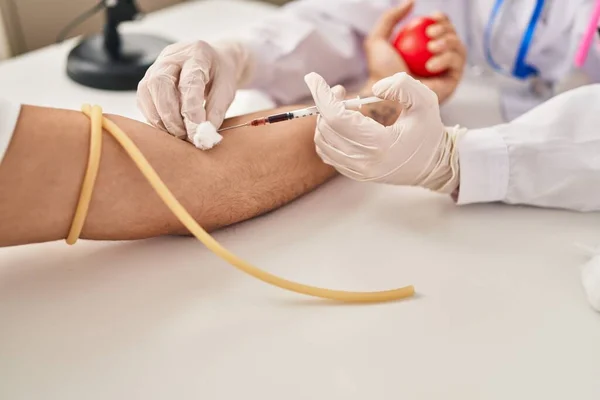 Doktor Üniforması Giyen Kadın Erkek Klinikte Kan Tahlili Yaptırıyor — Stok fotoğraf
