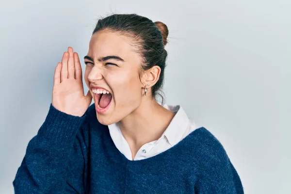 Menina Caucasiana Jovem Vestindo Roupas Casuais Gritando Gritando Alto Para — Fotografia de Stock