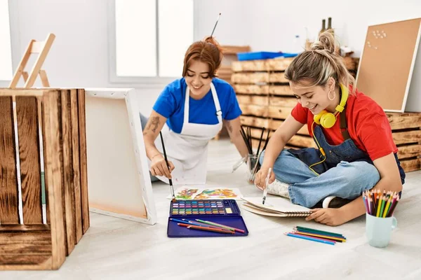 Due Artista Studente Donne Sorridente Felice Pittura Seduta Sul Pavimento — Foto Stock