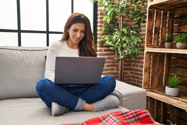 Young Hispanic Woman Using Laptop Sitting Sofa Home — Stock Photo, Image