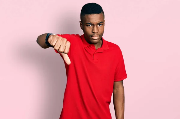 Jovem Afro Americano Vestindo Camiseta Vermelha Casual Parecendo Infeliz Irritado — Fotografia de Stock