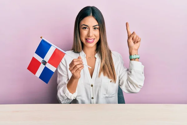 Молодая Латиноамериканка Флагом Доминиканской Республики Сидит Столе Улыбается Идеей Вопросом — стоковое фото