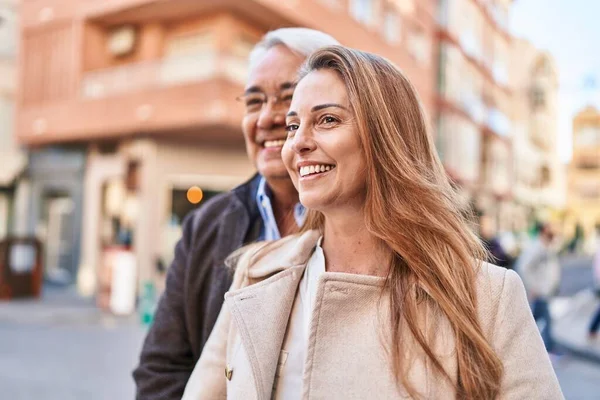 Homem Mulher Meia Idade Casal Sorrindo Confiante Juntos Rua — Fotografia de Stock