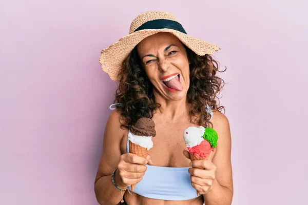 中世のヒスパニック女性身に着けています夏スタイル保持アイスクリームステッキング舌アウト幸せとともに面白い式 — ストック写真