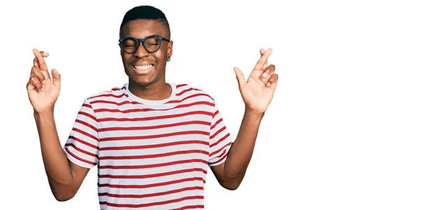 Jonge Afro Amerikaanse Man Draagt Casual Shirt Bril Gebaren Vinger — Stockfoto