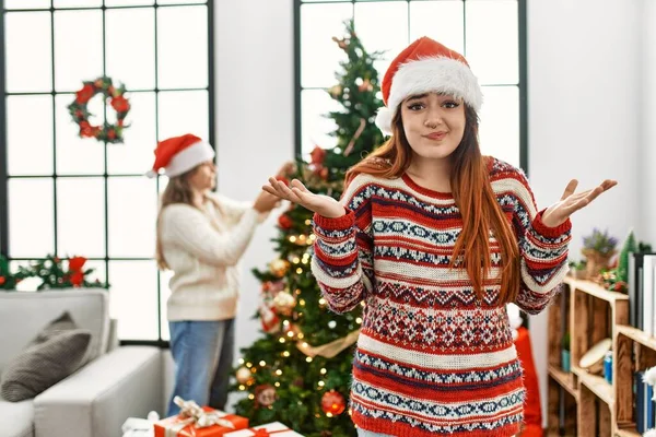 Pasangan Cantik Rumah Berdiri Oleh Pohon Natal Ekspresi Mengerti Dan — Stok Foto