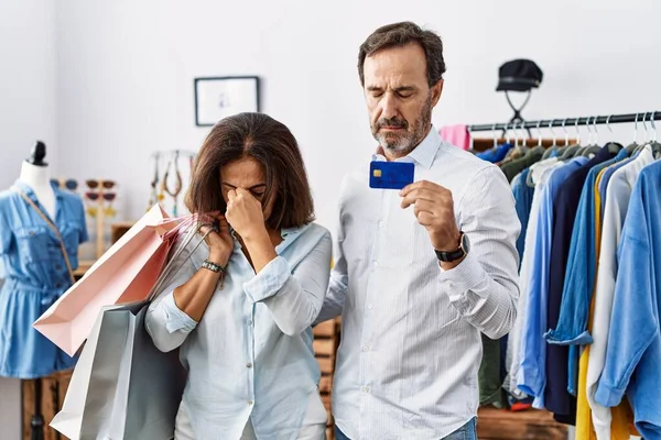 Das Hispanische Paar Mittleren Alters Mit Einkaufstaschen Und Kreditkarte Reibt — Stockfoto