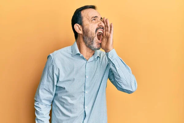 Hispanischer Mann Mittleren Alters Lässiger Kleidung Der Laut Schreit Und — Stockfoto