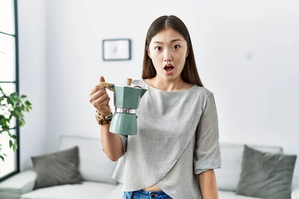 Ung Asiatisk Kvinna Håller Italiensk Kaffebryggare Rädd Och Förvånad Med — Stockfoto