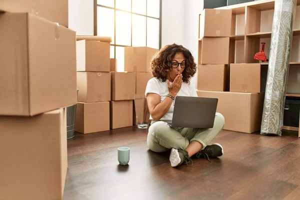 Middelbare Leeftijd Spaanse Vrouw Zit Vloer Het Nieuwe Huis Met — Stockfoto