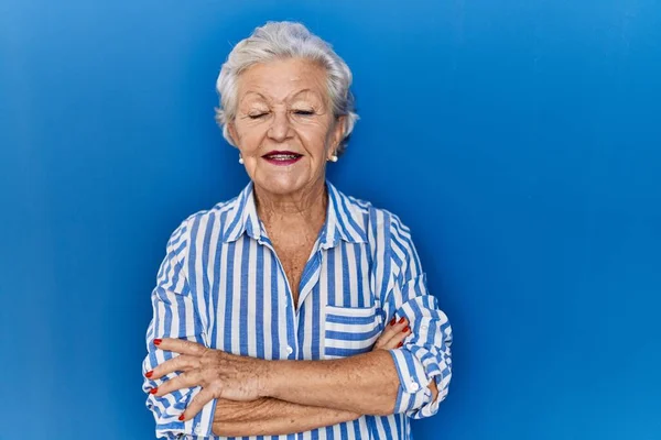 Starší Žena Šedými Vlasy Stojící Nad Modrým Pozadím Veselá Tvář — Stock fotografie