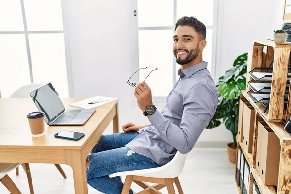 Νεαρός Άραβας Χαμογελάει Αυτοπεποίθηση Χρησιμοποιώντας Φορητό Υπολογιστή Που Εργάζεται Στο — Φωτογραφία Αρχείου