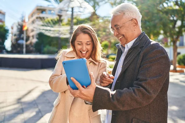 Μεσήλικας Άνδρας Και Γυναίκα Ζευγάρι Χαμογελά Σίγουροι Χρησιμοποιώντας Touchpad Στο — Φωτογραφία Αρχείου