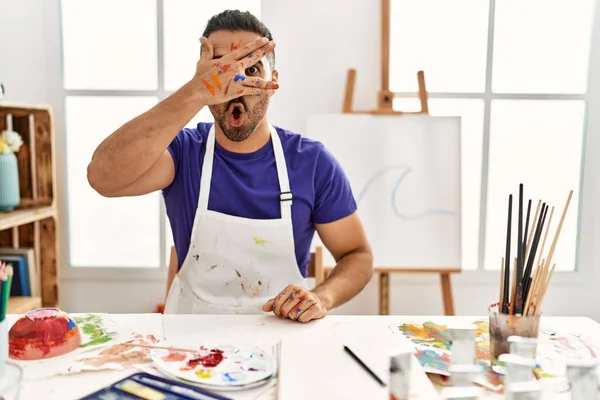 Jeune Homme Hispanique Avec Barbe Atelier Art Avec Visage Peint — Photo