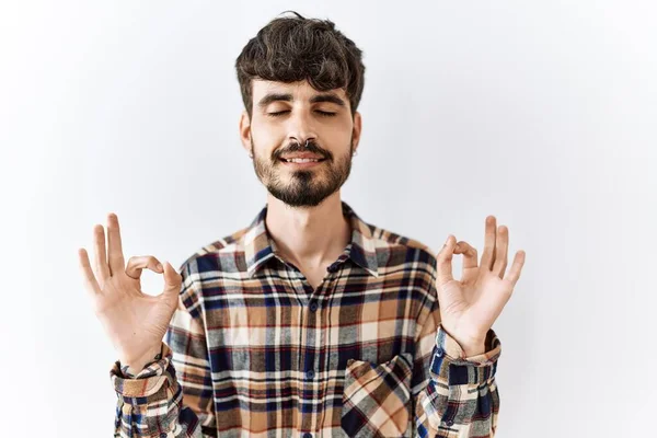 有胡子的西班牙男人站在孤立的背景上放松 闭上双眼微笑 用手指做冥想动作 瑜伽概念 — 图库照片