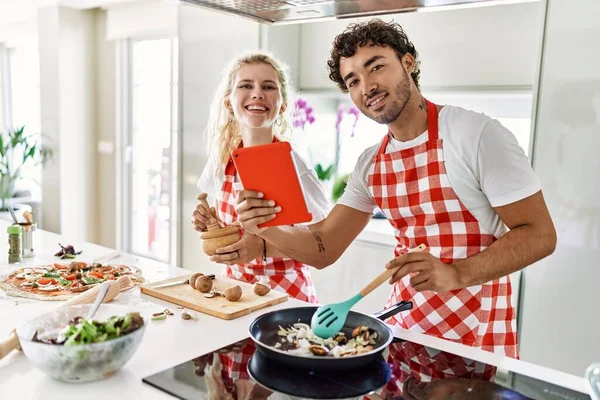 Casal Jovem Sorrindo Cozinha Feliz Usando Touchpad Cozinha — Fotografia de Stock