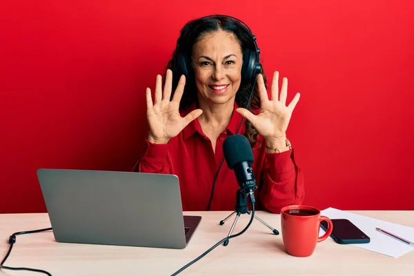 Hermosa Mujer Mediana Edad Que Trabaja Estudio Radio Mostrando Señalando —  Fotos de Stock