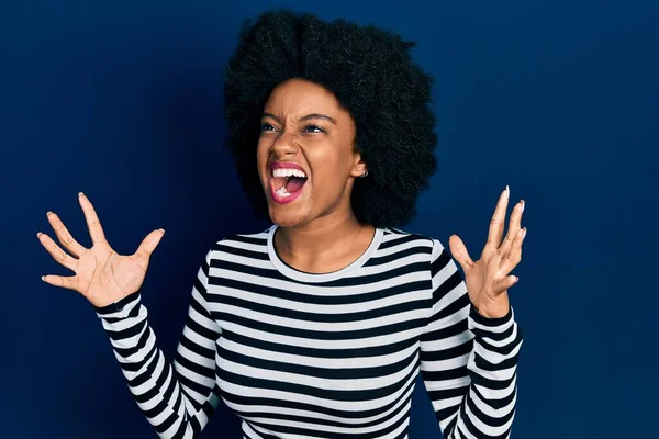 Jovem Afro Americana Vestindo Roupas Casuais Loucas Loucas Gritando Gritando — Fotografia de Stock