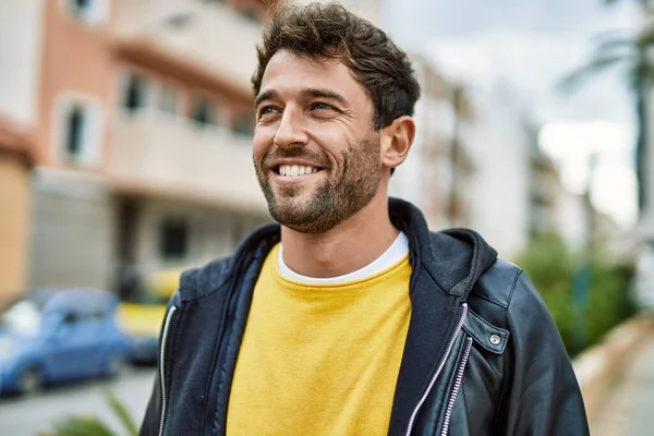 Yakışıklı Sakallı Açık Havada Mutlu Gülümseyen Bir Spanyol — Stok fotoğraf