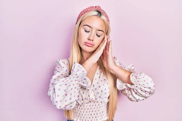 Mladá Blondýna Dívka Sobě Ležérní Oblečení Spaní Unavený Snění Pózování — Stock fotografie