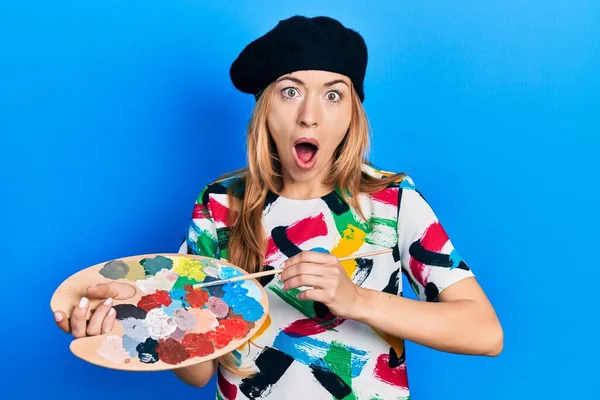 Young Caucasian Woman Artist Holding Paintbrush Palette Afraid Shocked Surprise — Photo