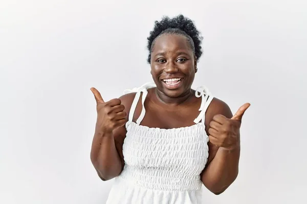 Молодая Африканская Женщина Стоящая Белом Изолированном Фоне Знак Успеха Делает — стоковое фото
