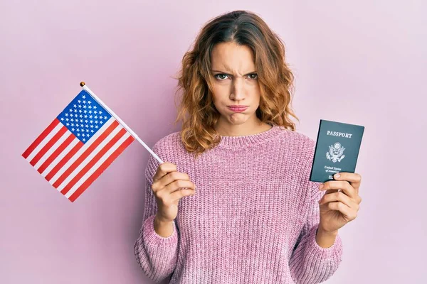 Jovem Caucasiana Segurando Bandeira Dos Estados Unidos Passaporte Cético Nervoso — Fotografia de Stock