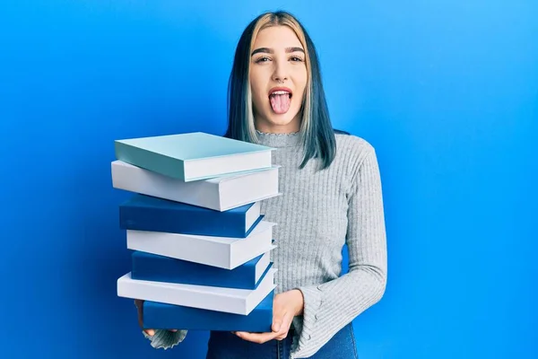 Jovem Menina Moderna Segurando Uma Pilha Livros Colando Língua Para — Fotografia de Stock