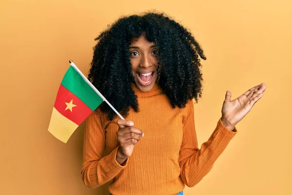 Afričanky Americká Žena Afro Vlasy Drží Senegal Vlajka Slaví Úspěch — Stock fotografie