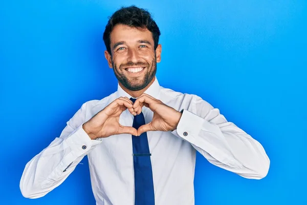 Sakallı Gömleği Kravat Takan Aşkla Gülümseyen Elleriyle Kalp Sembolü Yapan — Stok fotoğraf