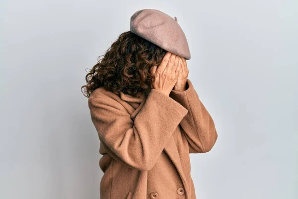 泣いている間に手で顔を覆う悲しい表情でベレー帽をかぶったフランス語の外観を身に着けている中世のパニック女性 うつ病の概念 — ストック写真