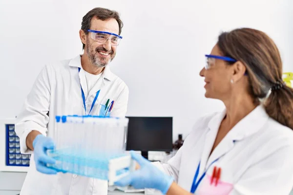 Homem Meia Idade Mulher Parceiros Vestindo Cientista Uniforme Segurando Tubo — Fotografia de Stock